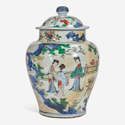 Lot 87 - A Chinese wucai-decorated porcelain large jar and cover 五彩带盖大罐