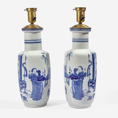 Lot 104 - A mirrored pair of Chinese blue and white porcelain rouleau vases, mounted as lamps 青花人物纸槌瓶改装台灯一对