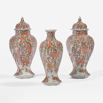 Lot 83 - A garniture of three Japanese baluster jars and a vase 日本带盖瓷瓶两件和花瓶一件