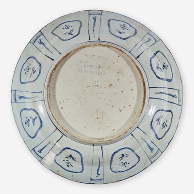Lot 84 - A large Chinese blue and white "Kraak" porcelain charger 克拉克瓷青花大盘