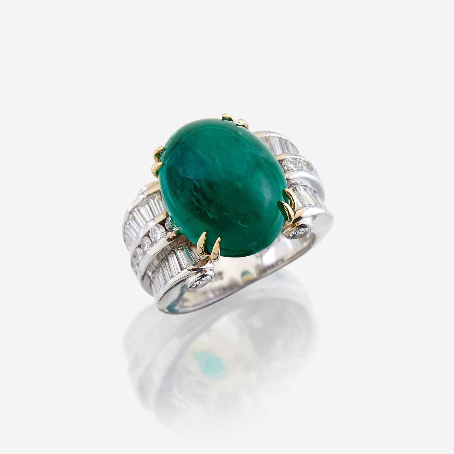 Lot 48 - An emerald, diamond, and eighteen karat white gold ring