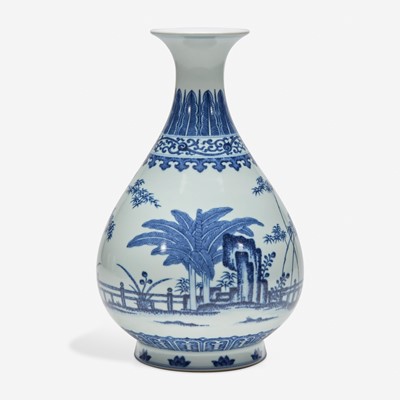 Lot 28 - A Chinese blue and white porcelain vase, Yuhuchunping 青花玉壶春瓶