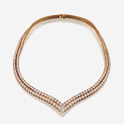 Lot 24 - A diamond and eighteen karat gold necklace