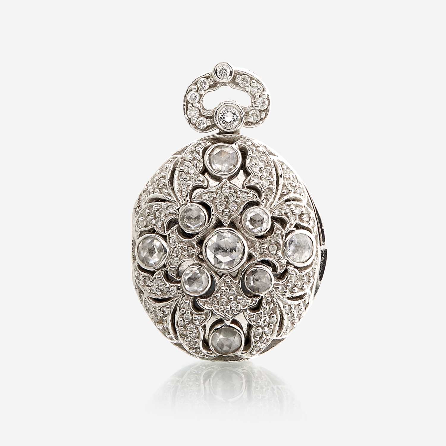 Lot 135 - An eighteen karat white gold and diamond pendant locket