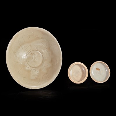 Lot 6 - A Chinese small crackle-glaze circular box and a Chinese incised bowl