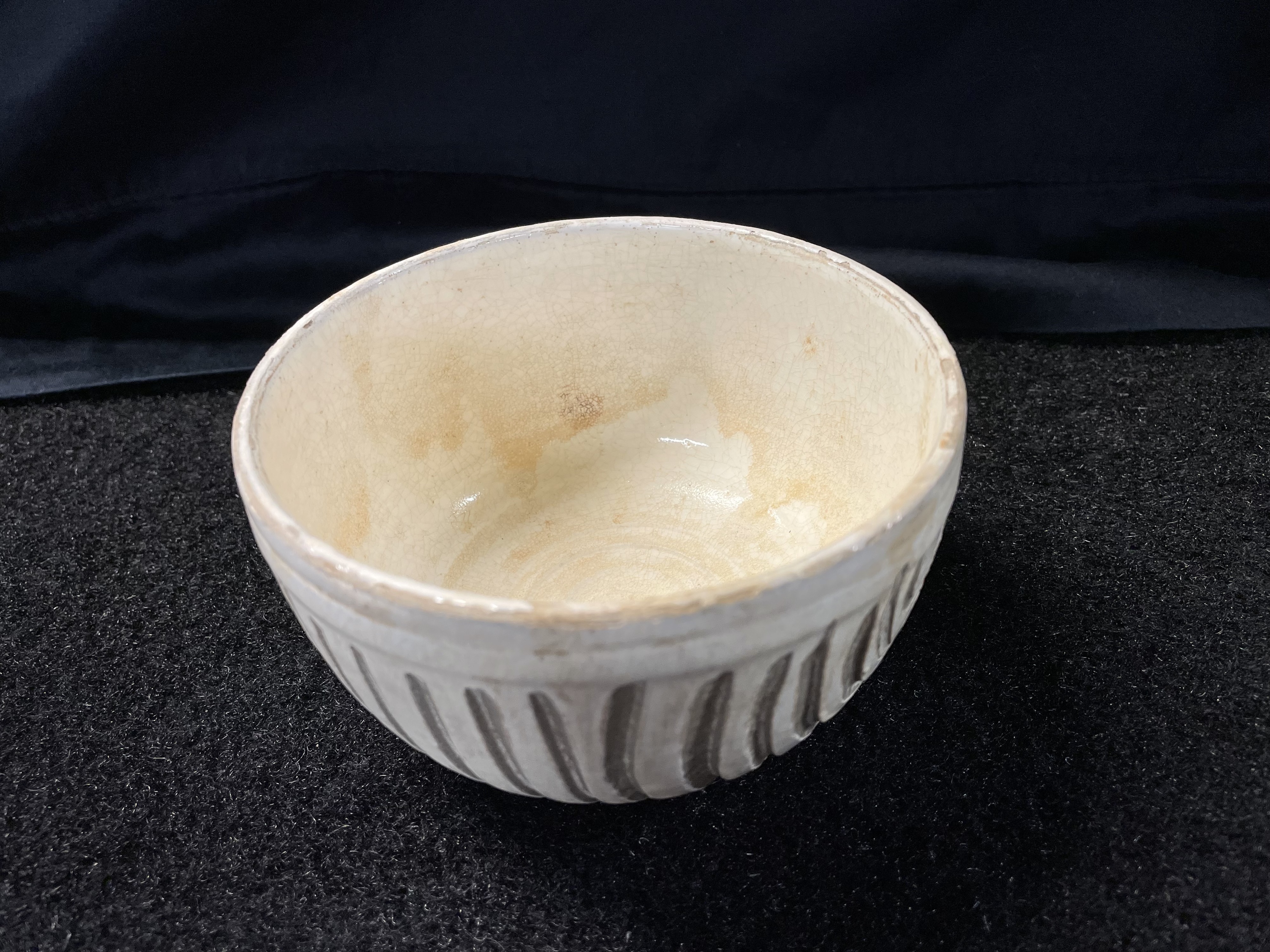 Lot 4 - A Chinese carved Cizhou bowl 磁州窑刻划花碗