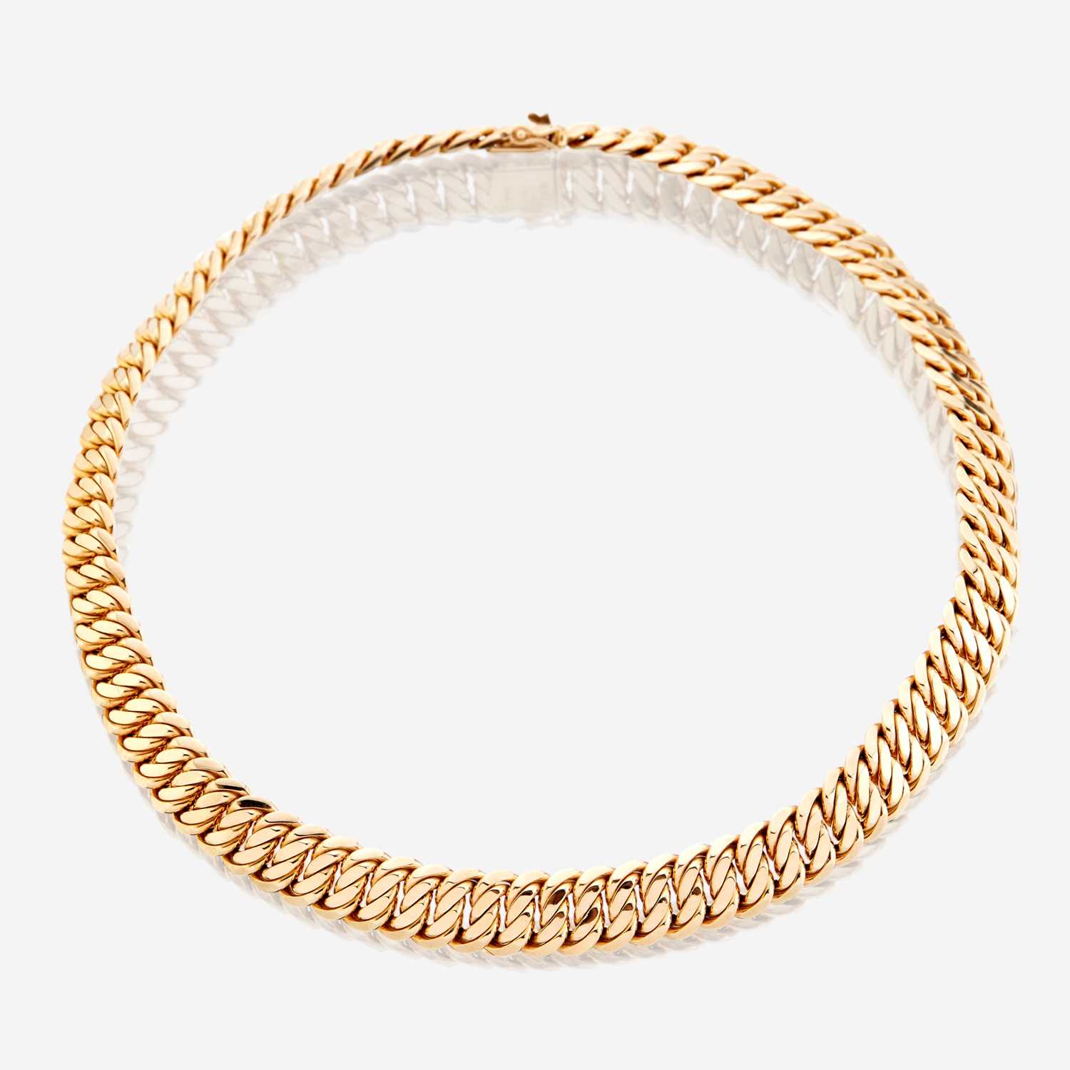 Lot 67 - A fourteen karat gold necklace