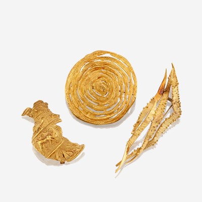 Lot 105 - A collection of three eighteen karat gold brooches