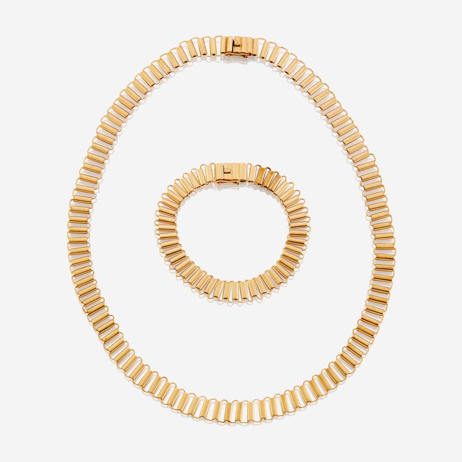 Lot 28 - An eighteen karat gold necklace and matching bracelet