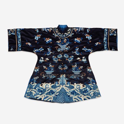 Lot 67 - A Chinese embroidered silk lady's robe 刺绣女装长袍氅衣