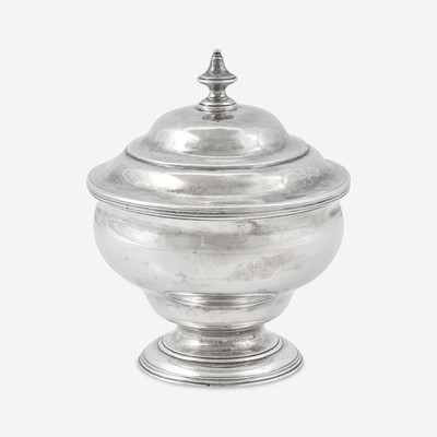 Lot 86 - A silver footed sugar bowl and cover