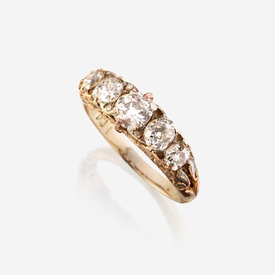 Lot 4 - An antique diamond and eighteen karat gold ring