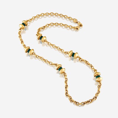 Lot 35 - An eighteen karat gold and dyed chalcedony necklace