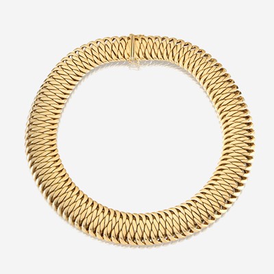 Lot 38 - An eighteen karat gold necklace
