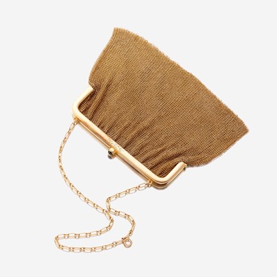 Lot 13 - A fourteen karat gold mesh purse