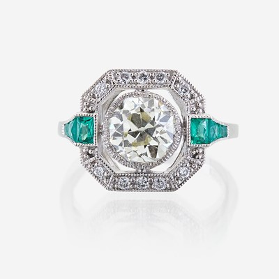 Lot 8 - A diamond, emerald, and platinum ring