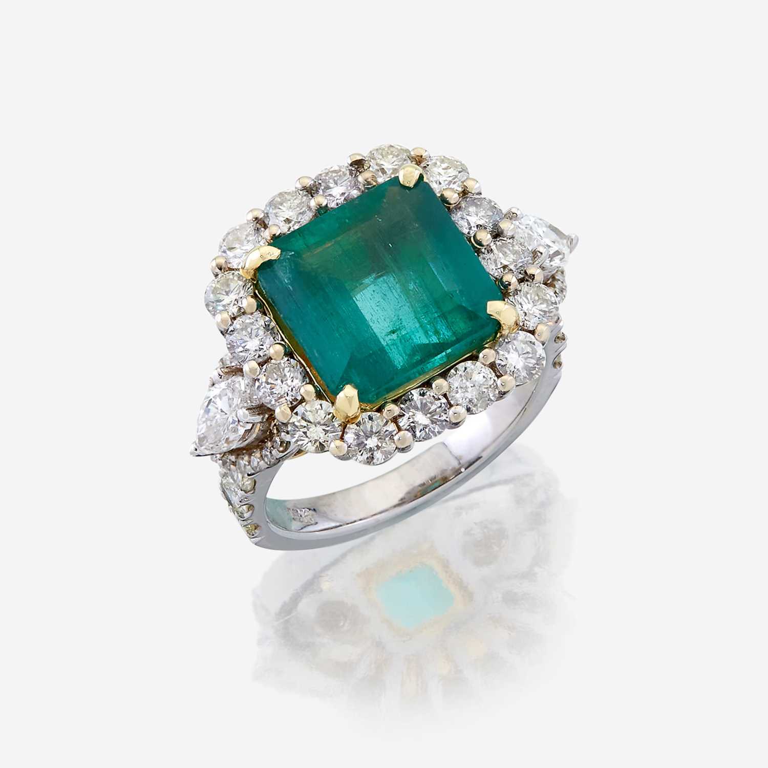 Lot 49 - An emerald, diamond, and eighteen karat white gold ring