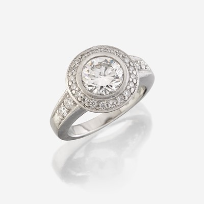 Lot 134 - A diamond and platinum ring
