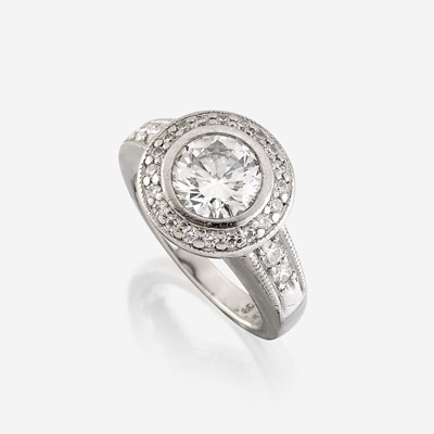 Lot 134 - A diamond and platinum ring