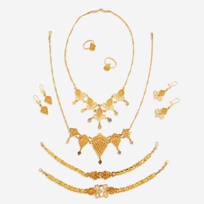 Lot 88 - A collection of eight pieces of eighteen karat gold jewelry