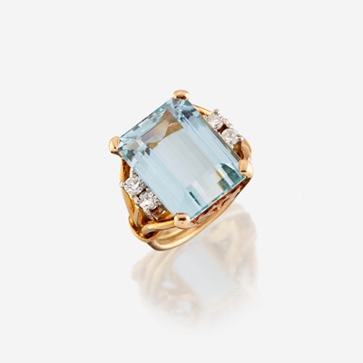 Lot 166 - An aquamarine, diamond, and eighteen karat gold ring
