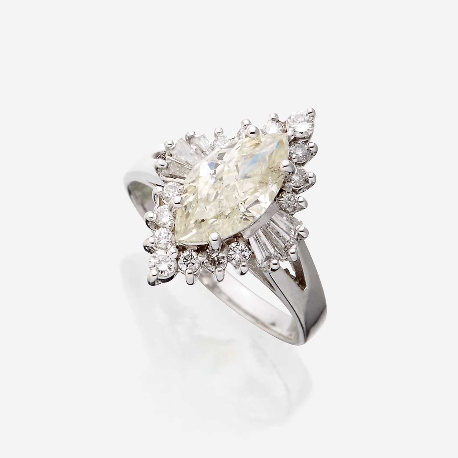 Lot 109 - A diamond and eighteen karat white gold ring