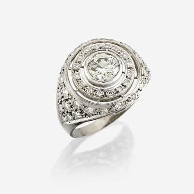 Lot 139 - A diamond and eighteen karat white gold ring