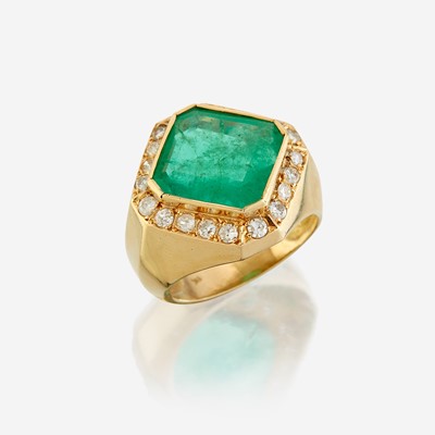 Lot 38 - An emerald, diamond, and eighteen karat gold ring