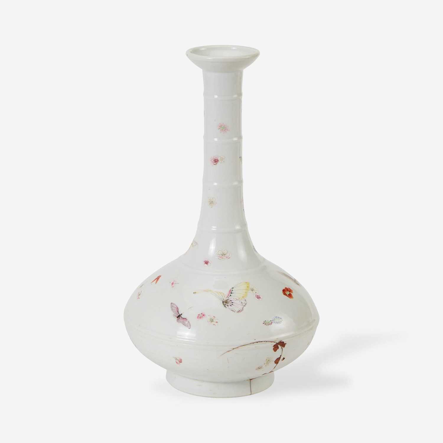 Lot 7 - An unusual Chinese famille rose-decorated "Butterflies and Blossoms" bottle vase 珍罕粉彩长颈瓶