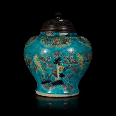 Lot 3 - A Chinese modeled and enameled "Fahua"-type turquoise-ground porcelain jar 法华彩盖罐