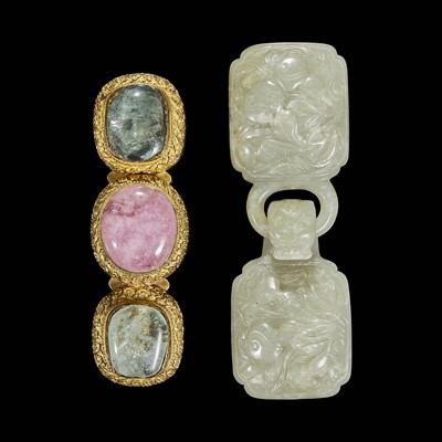 Lot 9 - A Chinese carved jade buckle and a hardstone-mounted gilt metal buckle 玉带扣与宝石嵌铜鎏金带扣一组两件
