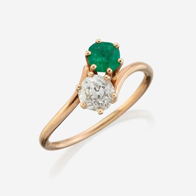 Lot 97 - A diamond, emerald, and gold ring