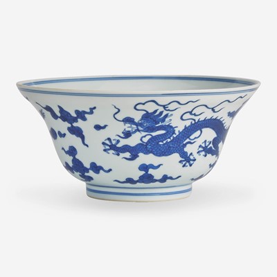 Lot 92 - A Chinese blue and white porcelain "Dragons" ogee bowl 青花龙纹折腰盌