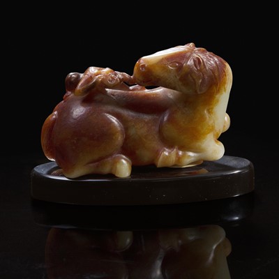 Lot 86 - A Chinese yellowish and russet jade "Horse and Monkey" group 马上封”猴“玉雕