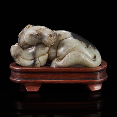 Lot 83 - A Chinese jade carving of a recumbent horse 玉雕卧马
