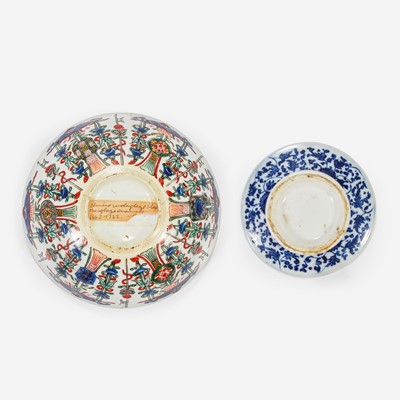 Lot 46 - A Chinese wucai-decorated bowl, "mantou xin", and a Chinese blue and white porcelain Gu-form vase