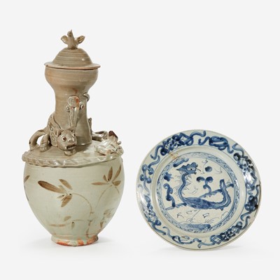 Lot 42 - A Chinese iron-brown decorated jar and cover and a blue and white "Phoenix" dish 鐵鏽花罐及青花鳳紋盤