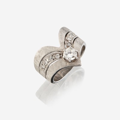 Lot 156 - A diamond and white gold ring
