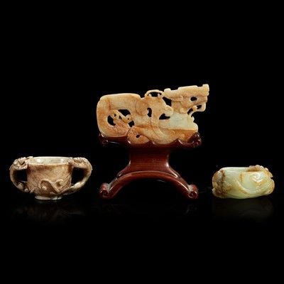 Lot 101 - Three Chinese carved jade items