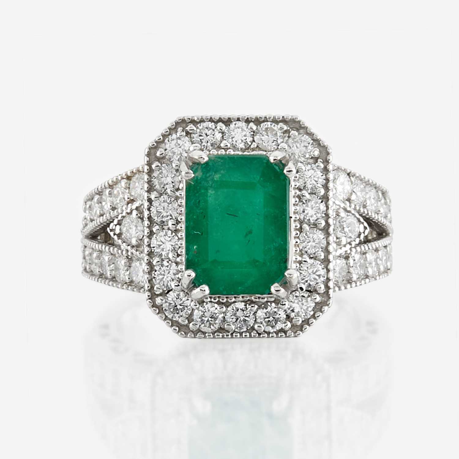 Lot 10 - An emerald, diamond, and white gold ring