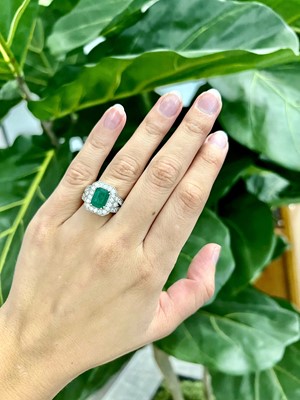 Lot 10 - An emerald, diamond, and white gold ring