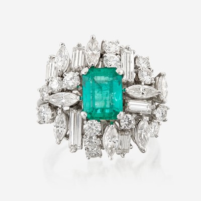Lot 29 - An emerald, diamond, and platinum ring