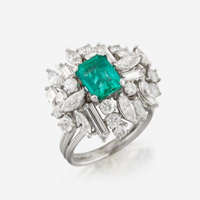 Lot 29 - An emerald, diamond, and platinum ring