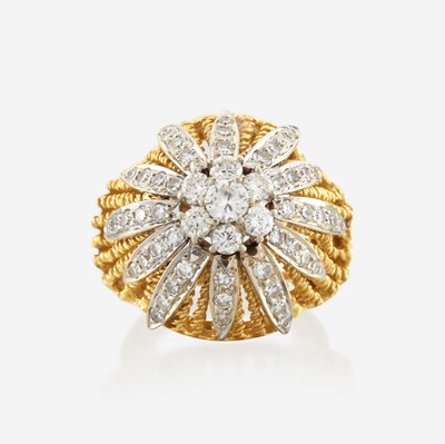 Lot 113 - A bicolor gold and diamond ring