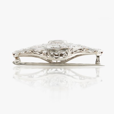 Lot 19 - A sapphire, diamond, platinum, and white metal brooch
