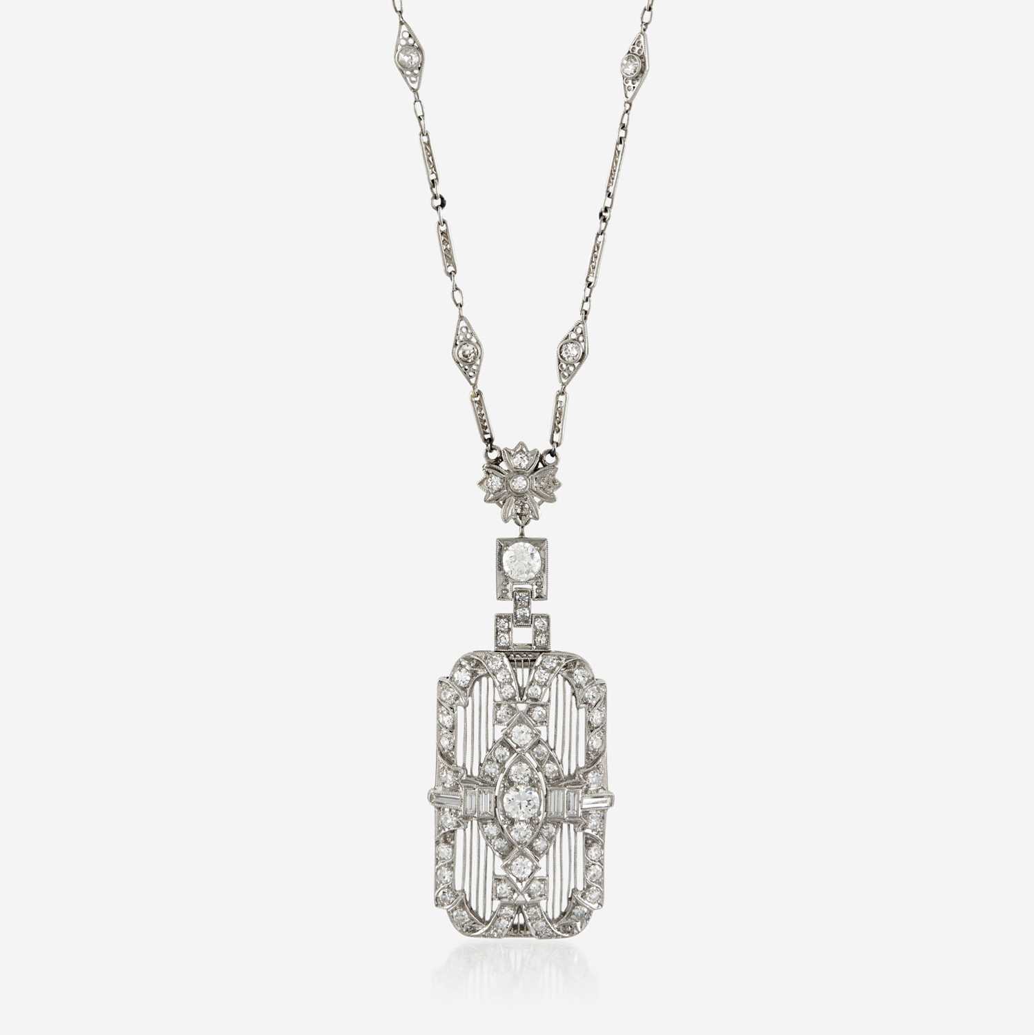 Lot 32 - An Art Deco diamond and platinum necklace