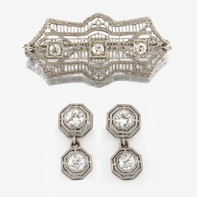 Lot 31 - An Art Deco white gold and diamond brooch, together with platinum and diamond earrings