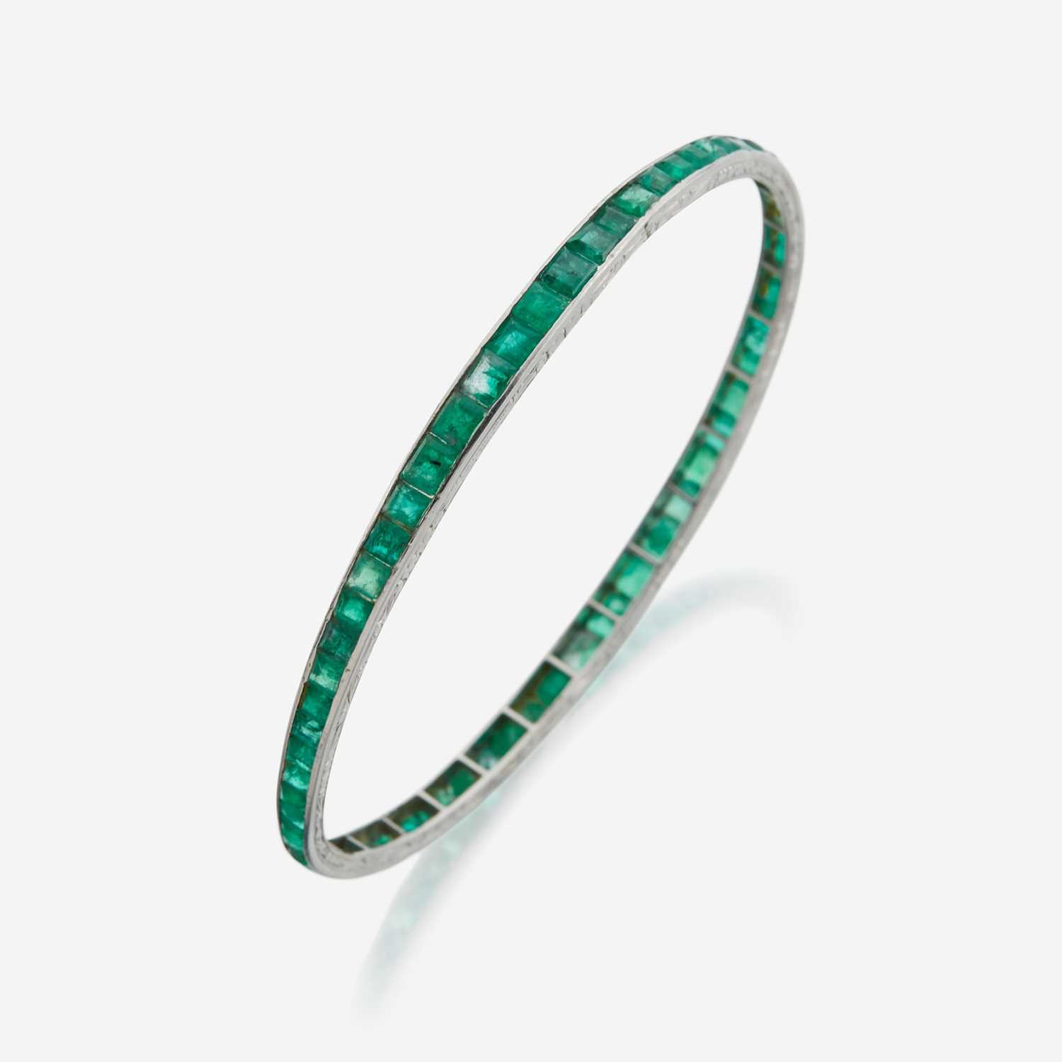 Lot 43 - An emerald and platinum bangle