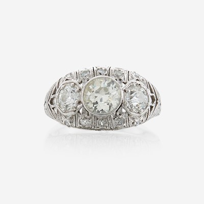 Lot 27 - An Art Deco diamond and platinum ring