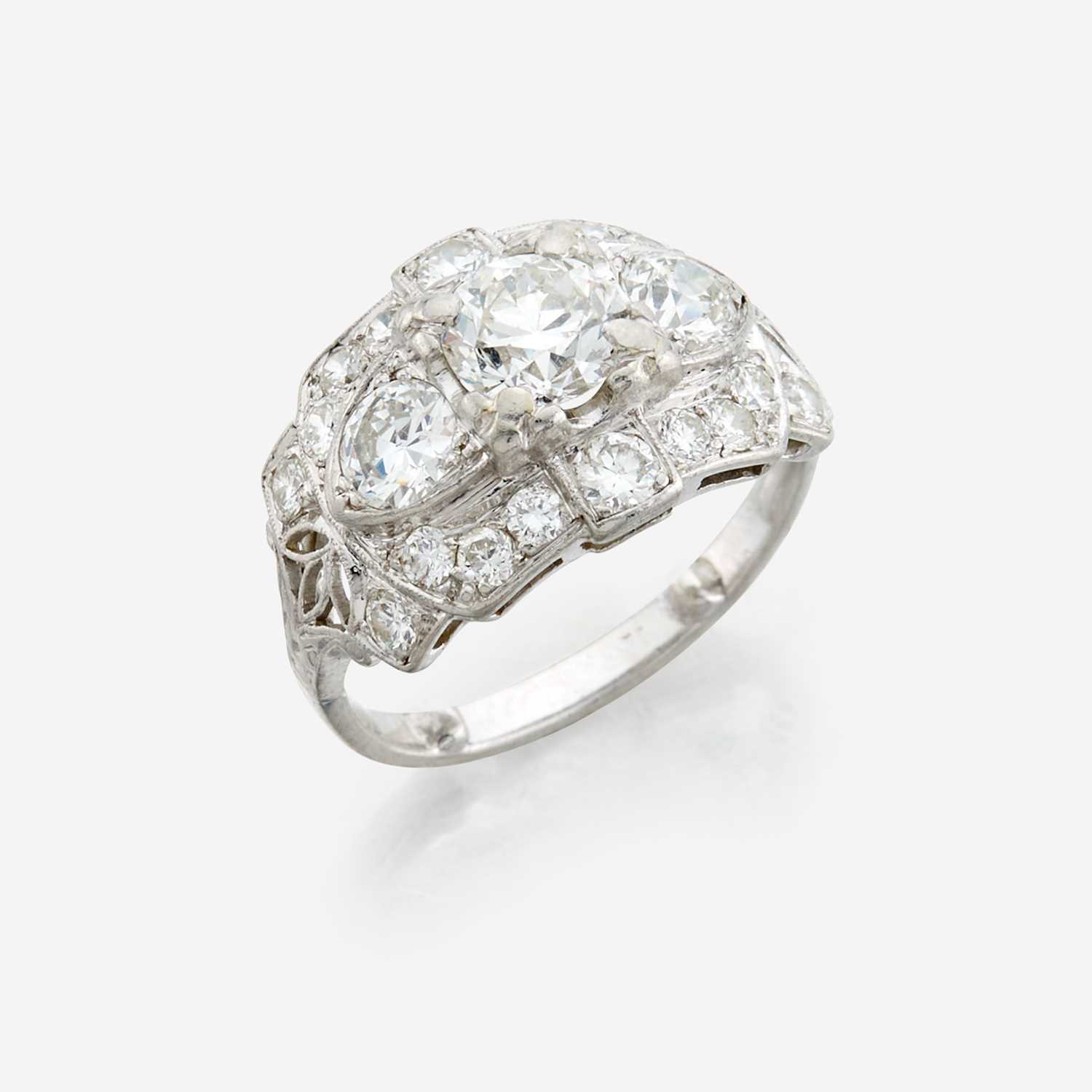 Lot 44 - An Art Deco diamond and platinum ring